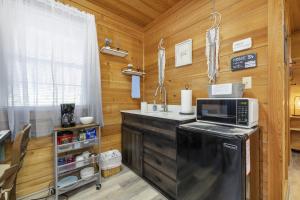 Kuchyň nebo kuchyňský kout v ubytování Cedar Hill Depot