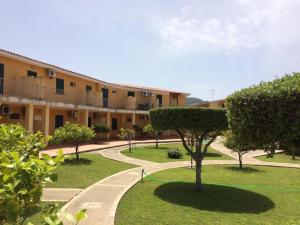 A garden outside Apartment On Hill 2