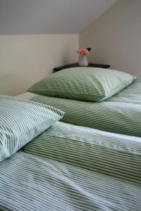 En eller flere senge i et værelse på Åkagårdens Lodge