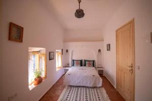 Una cama o camas en una habitación de Dar YAMINA SUIKA