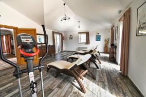 una habitación con una fila de sillas y una cinta de correr en Villa Manuela by Rent Istria, en Babići