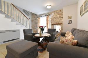 una sala de estar con un sofá y una mesa en Villa Manuela by Rent Istria, en Babići