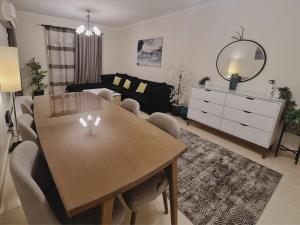 salon ze stołem jadalnym i kanapą w obiekcie El Rehab, 3 BR Apt Garden view Sweet Homies w mieście New cairo