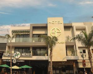 提华纳Hotel Grand One Plaza的前面有棕榈树的酒店