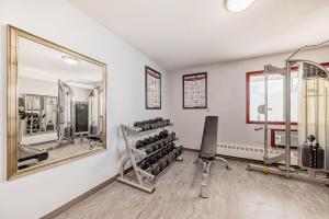 Fitness centrum a/nebo fitness zařízení v ubytování Stony Plain Inn & Suites