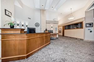 Vstupní hala nebo recepce v ubytování Stony Plain Inn & Suites