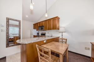 Kuchyň nebo kuchyňský kout v ubytování Stony Plain Inn & Suites