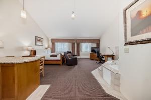 TV a/nebo společenská místnost v ubytování Stony Plain Inn & Suites