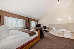 Postel nebo postele na pokoji v ubytování Stony Plain Inn & Suites