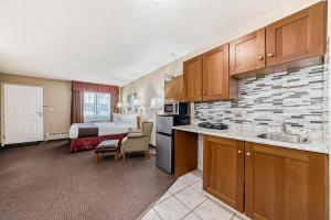 Kuchyň nebo kuchyňský kout v ubytování Stony Plain Inn & Suites