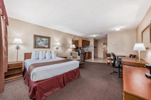 Postel nebo postele na pokoji v ubytování Stony Plain Inn & Suites