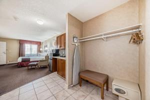 Kuchyň nebo kuchyňský kout v ubytování Stony Plain Inn & Suites