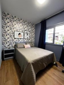 a bedroom with a bed and a window at Espaço Lola - a 500 mts da Rua Coberta in Gramado +27 photos