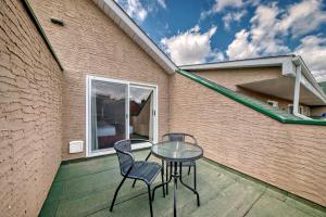 Balkón nebo terasa v ubytování Stony Plain Inn & Suites