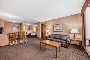 TV a/nebo společenská místnost v ubytování Stony Plain Inn & Suites