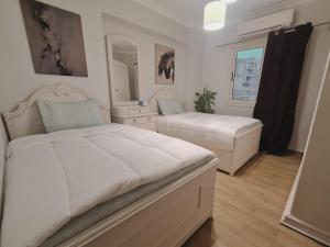 Postel nebo postele na pokoji v ubytování Freshly Modern Renewed 3BR Full AirCod Dar masr Qornfel