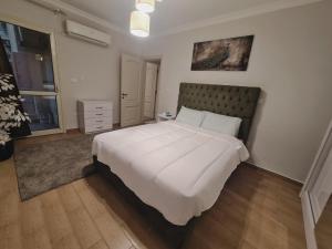 Freshly Modern Renewed 3BR Full AirCod Dar masr Qornfel 객실 침대
