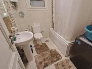 Freshly Modern Renewed 3BR Full AirCod Dar masr Qornfel 욕실