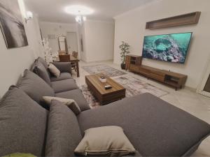 Freshly Modern Renewed 3BR Full AirCod Dar masr Qornfel TV 또는 엔터테인먼트 센터