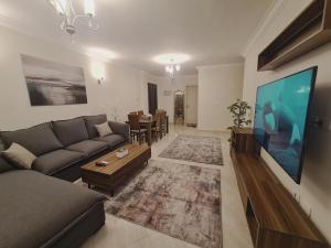 TV a/nebo společenská místnost v ubytování Freshly Modern Renewed 3BR Full AirCod Dar masr Qornfel