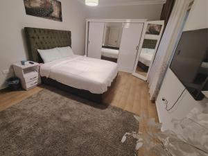 Freshly Modern Renewed 3BR Full AirCod Dar masr Qornfel 객실 침대