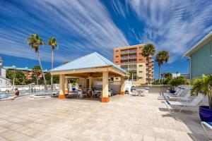 Hồ bơi trong/gần Redington Beach Retreat - Immaculate Beach Condo with Water Views, Pool, Hot Tub