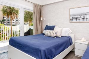 Giường trong phòng chung tại Redington Beach Retreat - Immaculate Beach Condo with Water Views, Pool, Hot Tub +37 ảnh