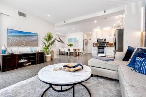 Nhà bếp/bếp nhỏ tại Redington Beach Retreat - Immaculate Beach Condo with Water Views, Pool, Hot Tub