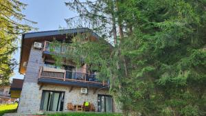 デマノブスカ・ドリーナにあるApartmán Štyri Smreky Demänovská Dolinaの木側バルコニー付き