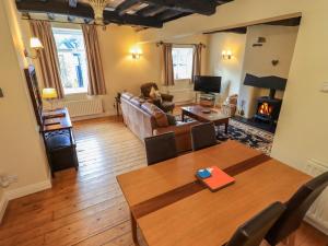ein Wohnzimmer mit Tisch und Couch in der Unterkunft Daisy Cottage in Grasmere