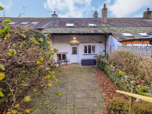 Ein weißes Haus mit einem Weg dorthin in der Unterkunft Daisy Cottage in Grasmere