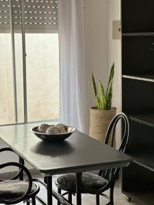 einen Esstisch mit einer Schüssel darüber in der Unterkunft Lo de Nina in Villa María