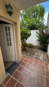 ein Eingang zu einem Haus mit einer weißen Tür in der Unterkunft Lo de Nina in Villa María