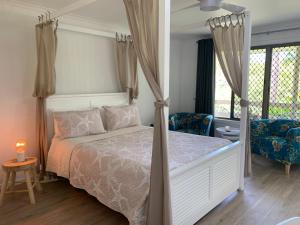 Ένα ή περισσότερα κρεβάτια σε δωμάτιο στο Lakefront Turtle Retreat - Hervey Bay - Free Parking - Self Check In