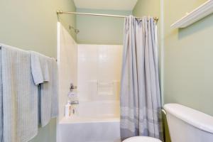 Koupelna v ubytování Pond Views and Community Perks Sunset Beach Condo! + 16 fotografií