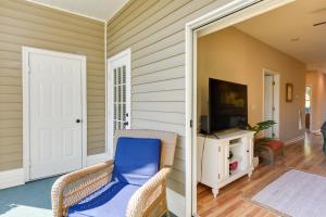TV a/nebo společenská místnost v ubytování Pond Views and Community Perks Sunset Beach Condo!