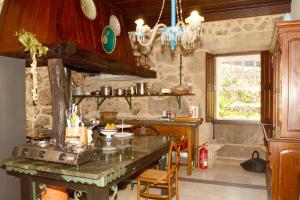 FontouraにあるQUINTA DE SANTO ANTONIOのカウンターとテーブルと椅子のあるキッチン