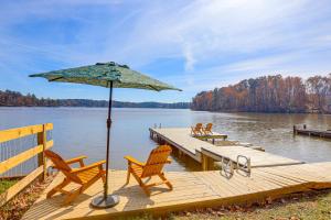 un muelle con sillas y una sombrilla en un lago en Discover Lakeside Bliss at Jackson Lake!, en Worthville