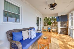 Una sala de estar con un sofá azul y una mesa. en Discover Lakeside Bliss at Jackson Lake!, en Worthville