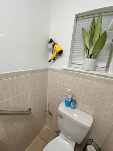 Bilik mandi di Comfy Getaway Private Apt-Studio