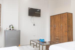 TV at/o entertainment center sa Experience Pyramids VIEW