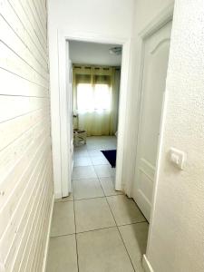 a hallway with a door and a tile floor at VUT de uso turístico Las Palomas in Arenas de San Pedro