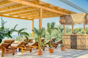 Vrt pred nastanitvijo Myzith Luxury Suites