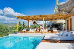 Bazen v nastanitvi oz. blizu nastanitve Myzith Luxury Suites