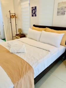 Giường trong phòng chung tại Crossing View Penthouse