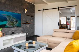 ein Wohnzimmer mit Sofa und Tisch in der Unterkunft Casa Terra Mar in Angra do Heroísmo