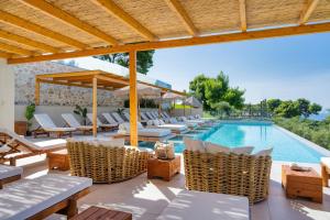 Bazen v nastanitvi oz. blizu nastanitve Myzith Luxury Suites