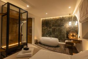 CorfuVironia Suite的带浴缸和水槽的浴室