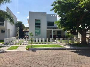 a white fence in front of a house at Casa con Alberca para 12 personas en Club de Golf el Cristo in Atlixco