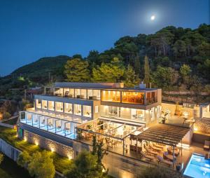 Bazen v nastanitvi oz. blizu nastanitve Myzith Luxury Suites